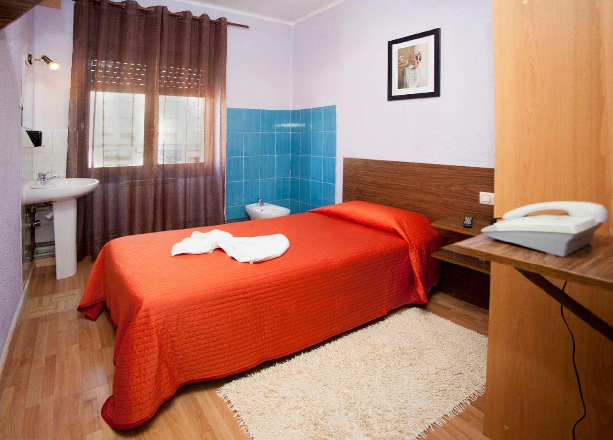 Hostal Goias Oviedo Exterior foto